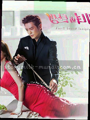 《拿铁上的小漩涡》书籍封面，奶泡拉花特写与木质桌面